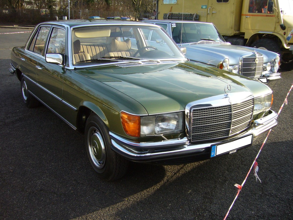 Mercedes Benz W116 280S, produziert von 1972 bis 1980. Während der neunjährigen Produktionszeit entstanden über 473.000 Fahrzeuge dieser Baureihe. Das Auto ist im Farbton Distelmetallic lackiert. Der 280S war das günstigste Modell der Baureihe W116 und war im Jahr 1972 ab DM 23.800,00 zu haben. Der Sechszylinderreihenmotor mit einem Doppel-Register-Fallstromvergaser von Solex hat einen Hubraum von 2746 cm³ und leistet 160 PS. Oldtimertreffen an Mo´s Bikertreff in Krefeld am 26.01.2020.