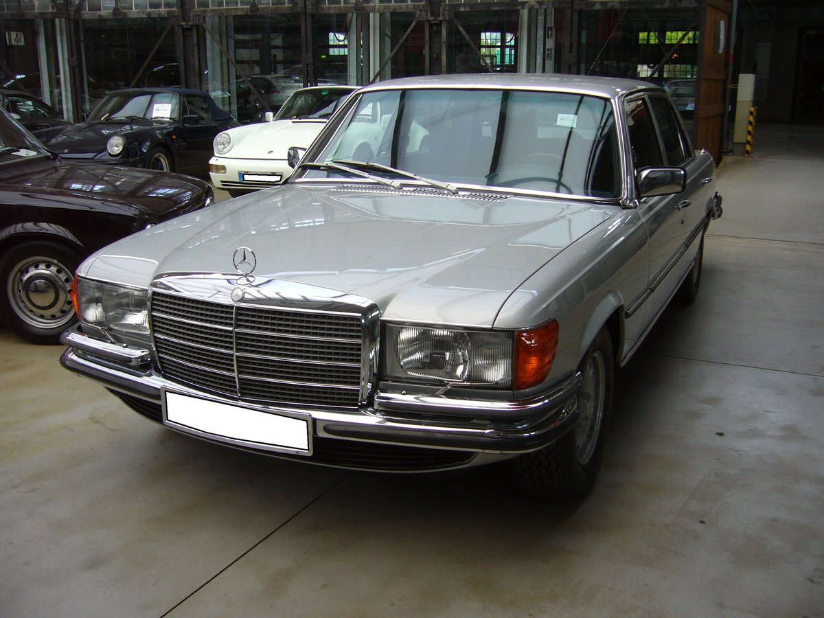 Mercedes Benz W116 E69, gebaut von 1975 bis 1980. Der 450 SEL 6.9 war das Topmodell der bereits 1972 vorgestellten W116´er Baureihe. Während der vierjährigen Produktionszeit entschieden sich 7.380 Käufer für dieses Modell. Der V8-Motor leistet 286 PS aus einem Hubraum von 6.834 cm³. Die Exclusivität, das Topmodell dieser Baureihe zu fahren, musste man sich bei der Fahrzeugvorstellung im Jahr 1975 mindestens DM 70.000,00 kosten lassen. Classic Remise Düsseldorf am 24.05.2020, natürlich unter Einhaltung sämtlicher momentanen Regeln und Hygienevorschriften.