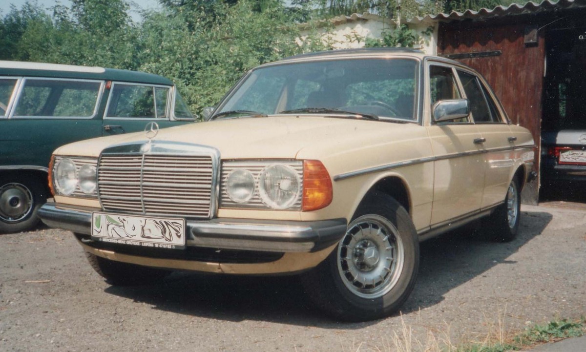 Mercedes-Benz W123 230E mit 122 PS, Baujahr 1980 im Sommer 1994 in Leipzig.