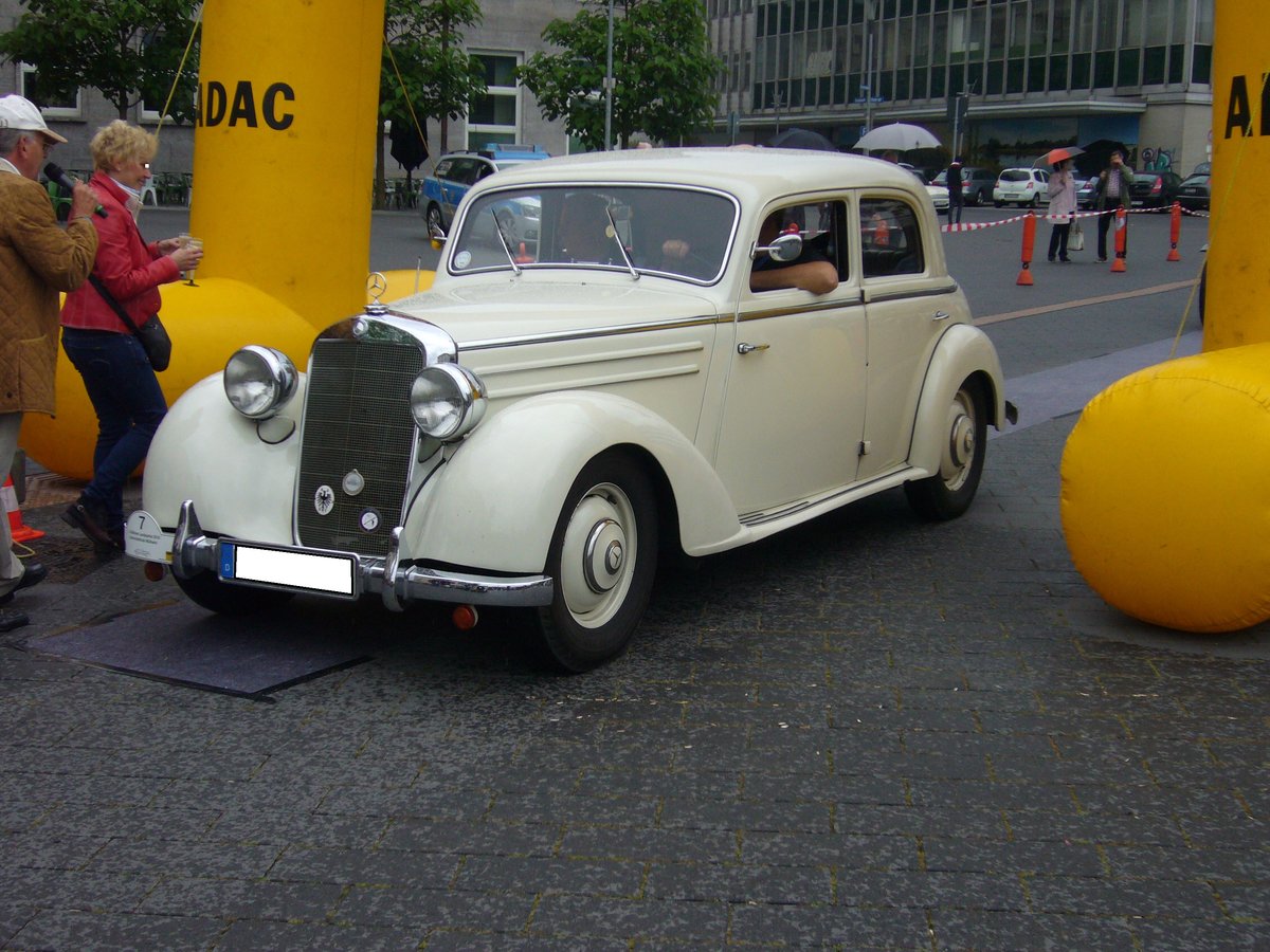 Mercedes Benz W136 VIII 170 S-V Limousine. 1953 - 1955. Der W136 XIII war die letzte Ausbausufe des legendären 170V. Der 4-Zylinderreihenmotor leistet 45 PS aus 1767 cm³ Hubraum. Mülheim an der Ruhr am 22.05.2016.