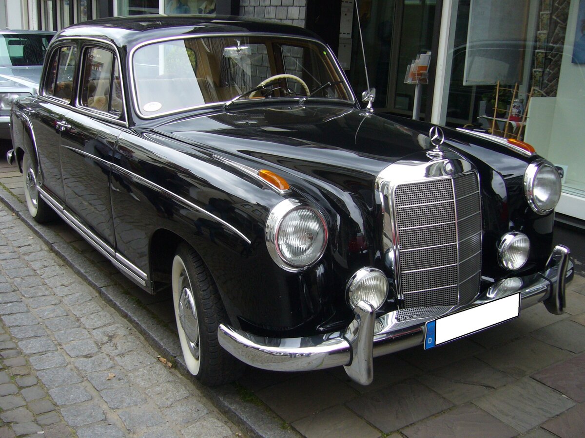 Mercedes Benz W180 II 220S Limousine. Die Baureihe W180 wurde im Jahr 1954 vorgestellt. Von der Optik her ähnelte dieses Modell dem ein Jahr früher vorgestellten W120. Von 1954 bis 1956 wurde der 220 produziert. Ab März 1956 wurde dann der W180-2, besser bekannt als 220S gebaut. Der W180-2 war äußerlich an hübscheren Chromverzierungen zu erkennen. Insgesamt verließen 55.279 Fahrzeuge dieses Typs die Werkshallen von Mercedes Benz. Der Grundpreis für ein solches Modell betrug DM 12.500,00. Der Sechszylinderreihenmotor hat einen Hubraum von 2195 cm³ und leistete bis zum Juli 1957 100 PS. Danach erhöhte sich die Leistung auf 106 PS. Oldtimertreffen des AMC Essen-Kettwig am 01.05.2022. 