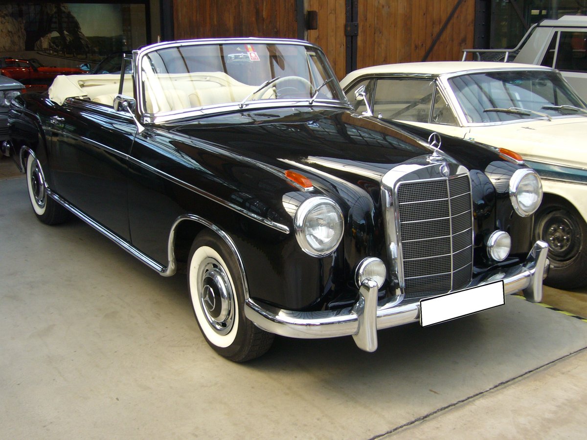 Mercedes Benz W180-II Cabriolet. 1956 - 1959. Bei den W180 Modellen handelte es sich im Grunde um die 6-Zylindervarianten der  Ponton -Baureihe. Der 6-Zylinderreihenmotor hat einen Hubraum von 2195 cm³ Hubraum und leistet 100 PS. Classic Remise Düsseldorf am 19.07.2017.