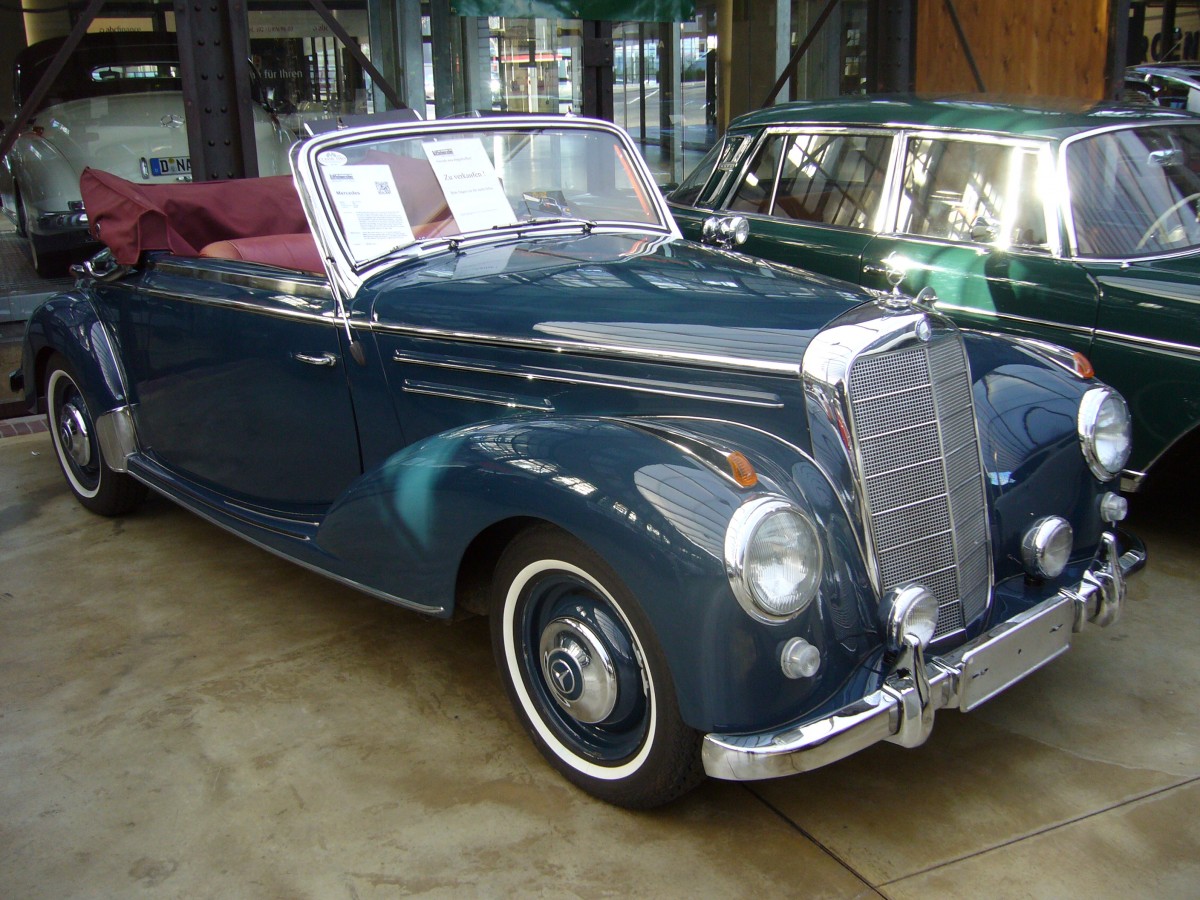 Mercedes Benz W187 220 Cabriolet A. 1951 - 1955. Während der fünfjährigen Bauzeit wurden 2.360 220 Cabriolets produziert. Davon entfielen 1.278 Einheiten auf das mit einem Notsitz im Fond ausgestattete Cabriolet A. Für ein solches Cabriolet musste man DM 18.860,00 auf den Tisch des Mercedes Händlers legen. Der 6-Zylinderreihenmotor leistet 80 PS aus 2.195 cm³ Hubraum. Der abgelichtete Wagen entstammt dem Baujahr 1951. Classic Remise Düsseldorf am 10.01.2014.