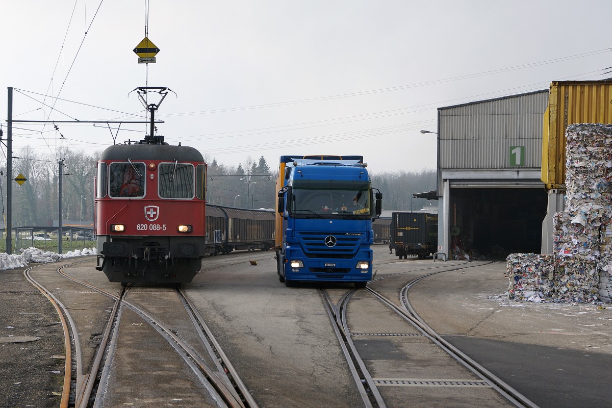MERCEDES: Die Papierfabrik Utzenstorf AG setzt beim Transport von Gütern auf die Strasse und die Schiene. Begegnung von Mercedes ACTROS mit Re 6/6 620 088-5 X rail  ARTH GOLDAU  am 7. Januar 2015.
Foto: Walter Ruetsch