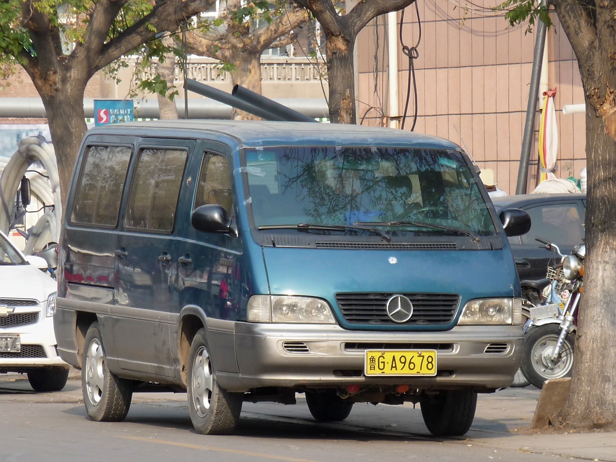 Mercedes Kleinbus MB100D in Shouguang, 25.11.11
Beachtenswert ist vor allem die Fixierung der Frontscheibe!!!