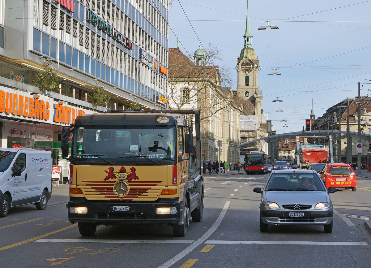 MERCEDES: Mercedes-Muldenkipper mit passender Aufschrift auf der Stirnfront in Bern unterwegs am 19. Dezember 2014.
Foto: Walter Ruetsch
