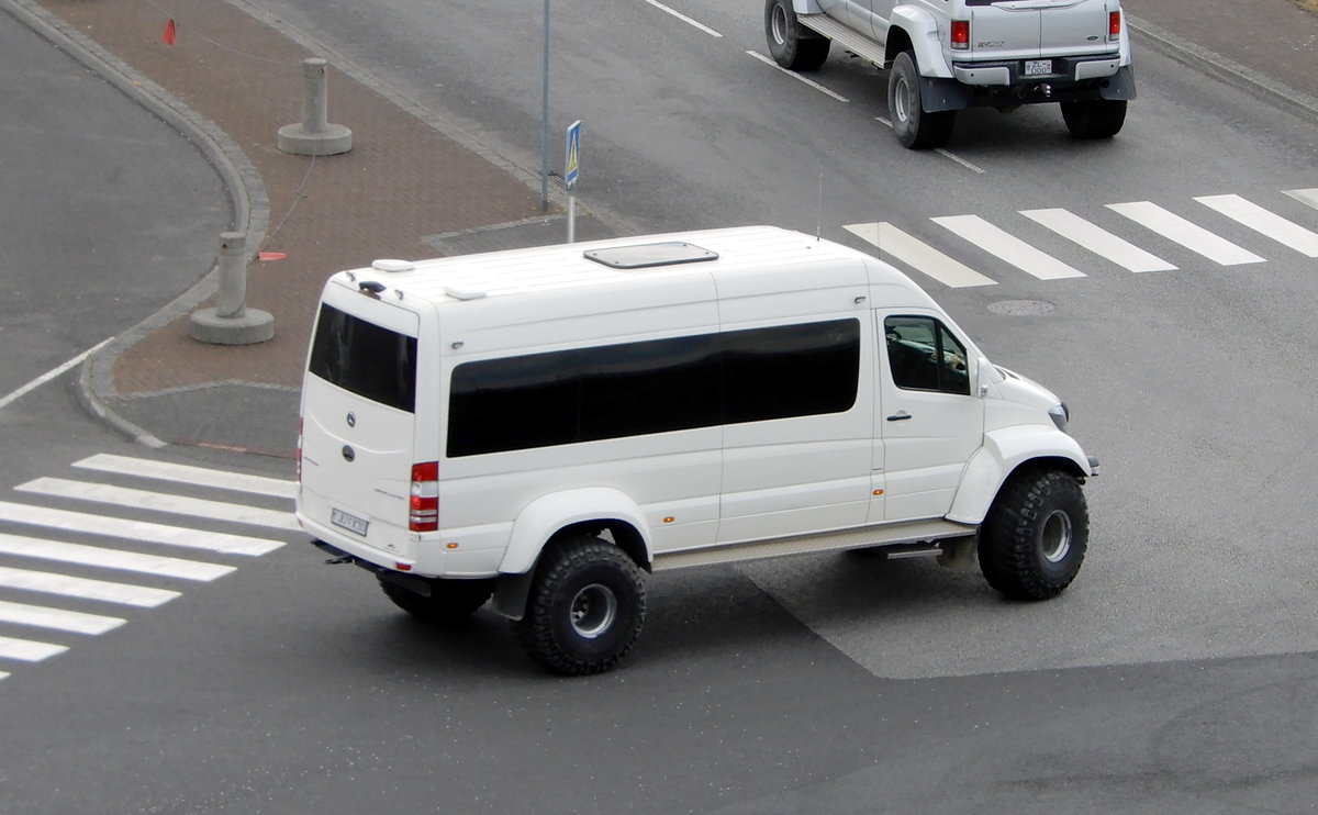 Mercedes mit Spezialaufbau am 17.06.19 in Reykjavik