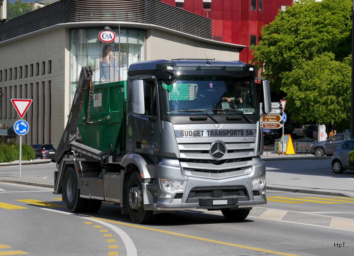 Mercedes Muldentransporter unterwegs in Sion am 09.05.2017