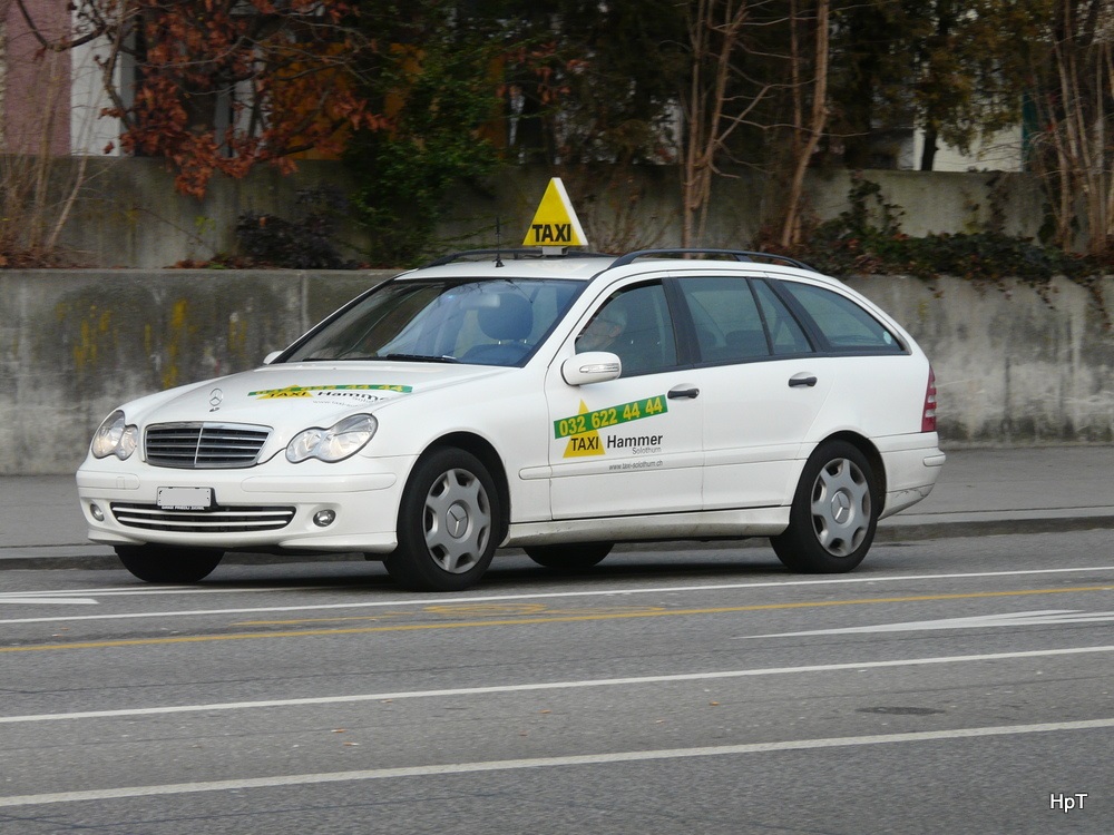 Mercedes Taxi unterwegs in der Stadt Solothurn am 25.01.2014