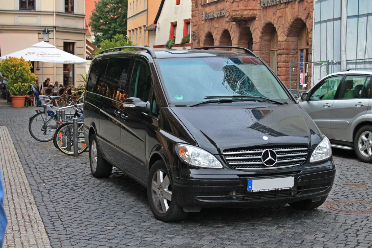 Mercedes Vito am 08.08.2013 am Straenrand in der Altstadt von Weimar.
