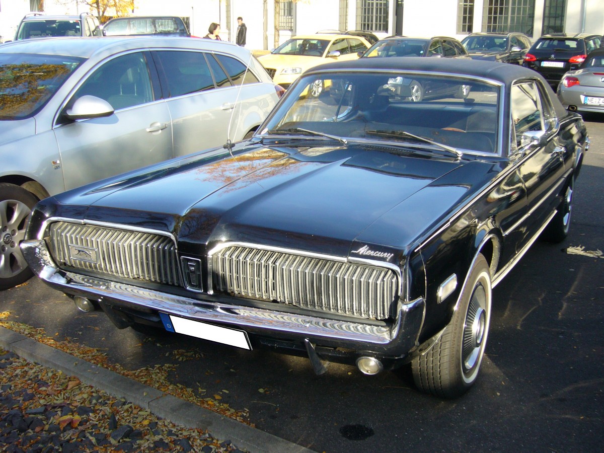 Mercury Cougar der ersten Serie von 1966 - 1968. Der Cougar, benannt nach einem nordamerikanischen Berglöwen, sollte die Kunden ansprechen, denen ein Ford Mustang nicht luxuriös genug war. Im Gegensatz zum Mustang, der auch mit einem 6-Zylinderreihenmotor lieferbar war, ist der Cougar grundsätzlich mit V8-motoren ausgestattet gewesen. Besucherparkplatz der Düsseldorfer Classic Remise am 31.10.2015.