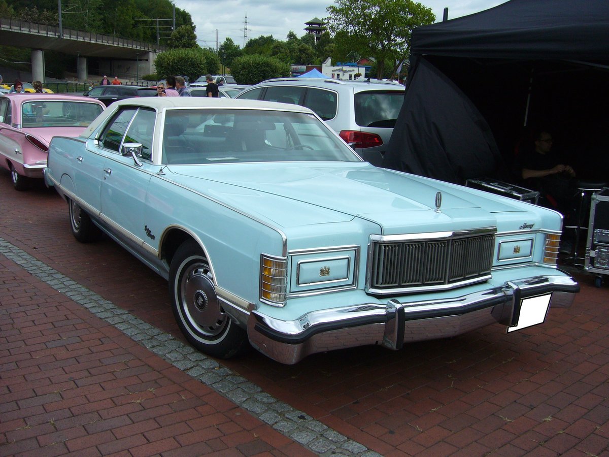 Mercury Grand Marquis fourdoor des Modelljahres 1976. Neben der viertürigen Limousine gab es noch ein zweitüriges Coupe und ein Colony Park genanntes, fünftüriges Kombimodell. Der Wagen war in etlichen V8-motorisierungen lieferbar. 14. US-Cartreffen am 29.07.2017 im CentroO.