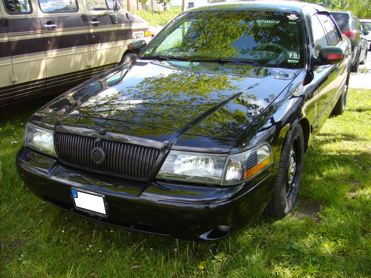 Mercury Marauder aus dem Modelljahr 2003 in einer sogenannten Police-Version. Man achte auf die roten Signalleuchten auf den Rückseiten der Außenspiegel. Der 4.6 Liter V8-Motor leistet 302 PS. Youngtimertreffen Zeche Ewald in Herten am 12.05.2019.