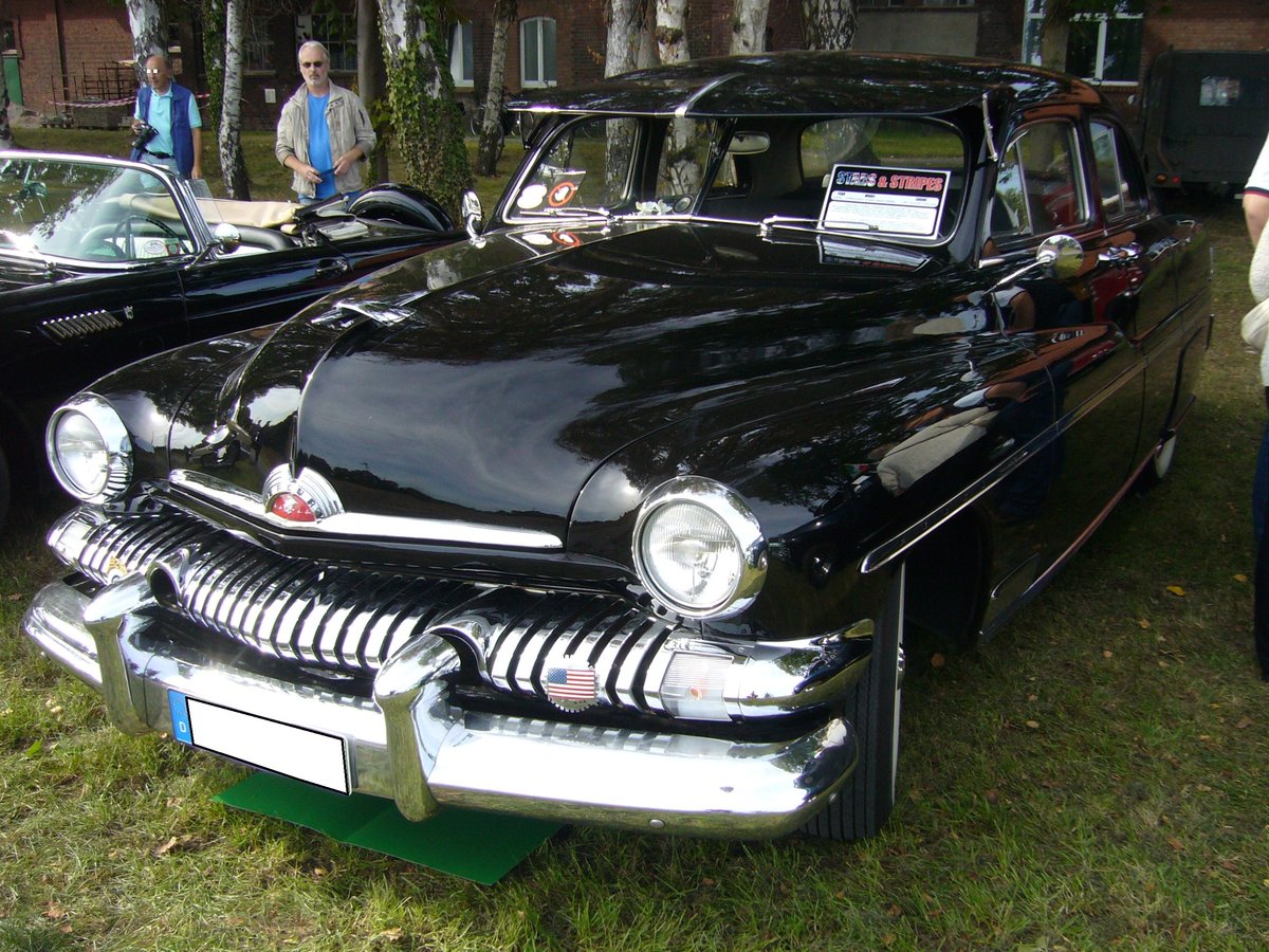 Mercury Series 1CM Sport Sedan des Modelljahres 1951. Angetrieben wird der Wagen von einem V8-motor, der aus 4183 cm³ Hubraum 112 PS leistet. Serienmäßig war der Wagen mit einem Dreigangschaltgetriebe ausgerüstet. Gegen Aufpreis konnte der Wagen auch mit dem neuen Merc-O-Matic Automaticgetriebe bestellt werden, was ca. jeder dritte Käufer auch tat. Von diesem Modell verkaufte die Ford-Division Mercury im Jahr 1951 zum Preis ab US$ 2000,00 157.648 Fahrzeuge. Der gezeigte Mercury ist der einzigste in Deutschland bekannte 1951´er Mercury dieses Typs. Oldtimertreffen des Oldtimerclubs Schermbeck am 22.09.2019 in Lühlerheim.