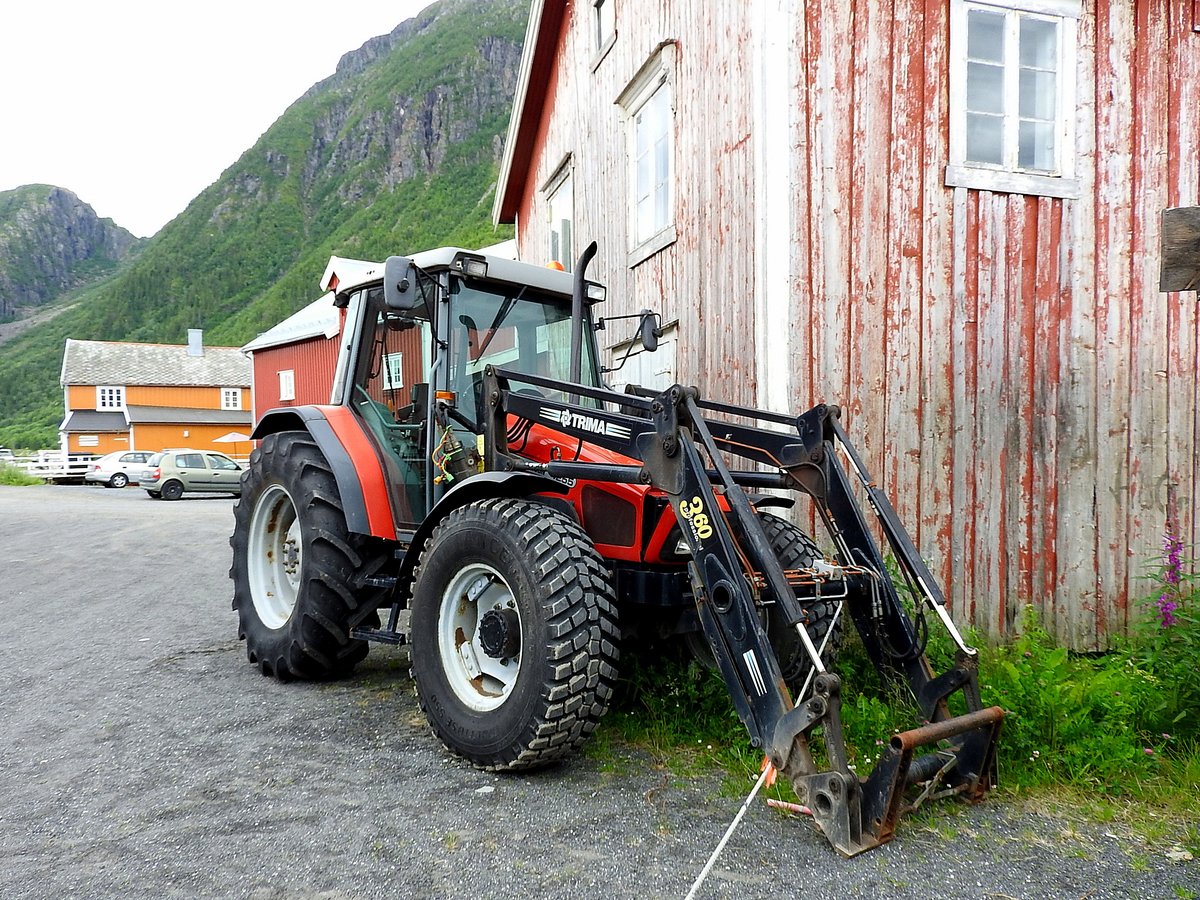 MF-4255 mit Frontladervorrichtung bei Mosjøen (Norwegen); 160720