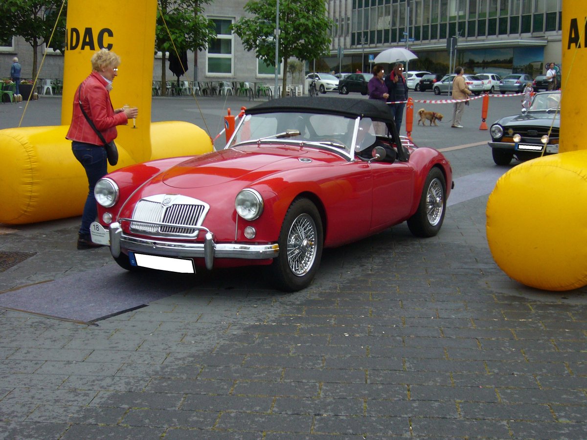 MG A Roadster. 1955 - 1962. Der 4-Zylinderreihenmotor leistet 70 PS aus 1489 cm³ Hubraum. Mülheim an der Ruhr am 22.05.2016.
