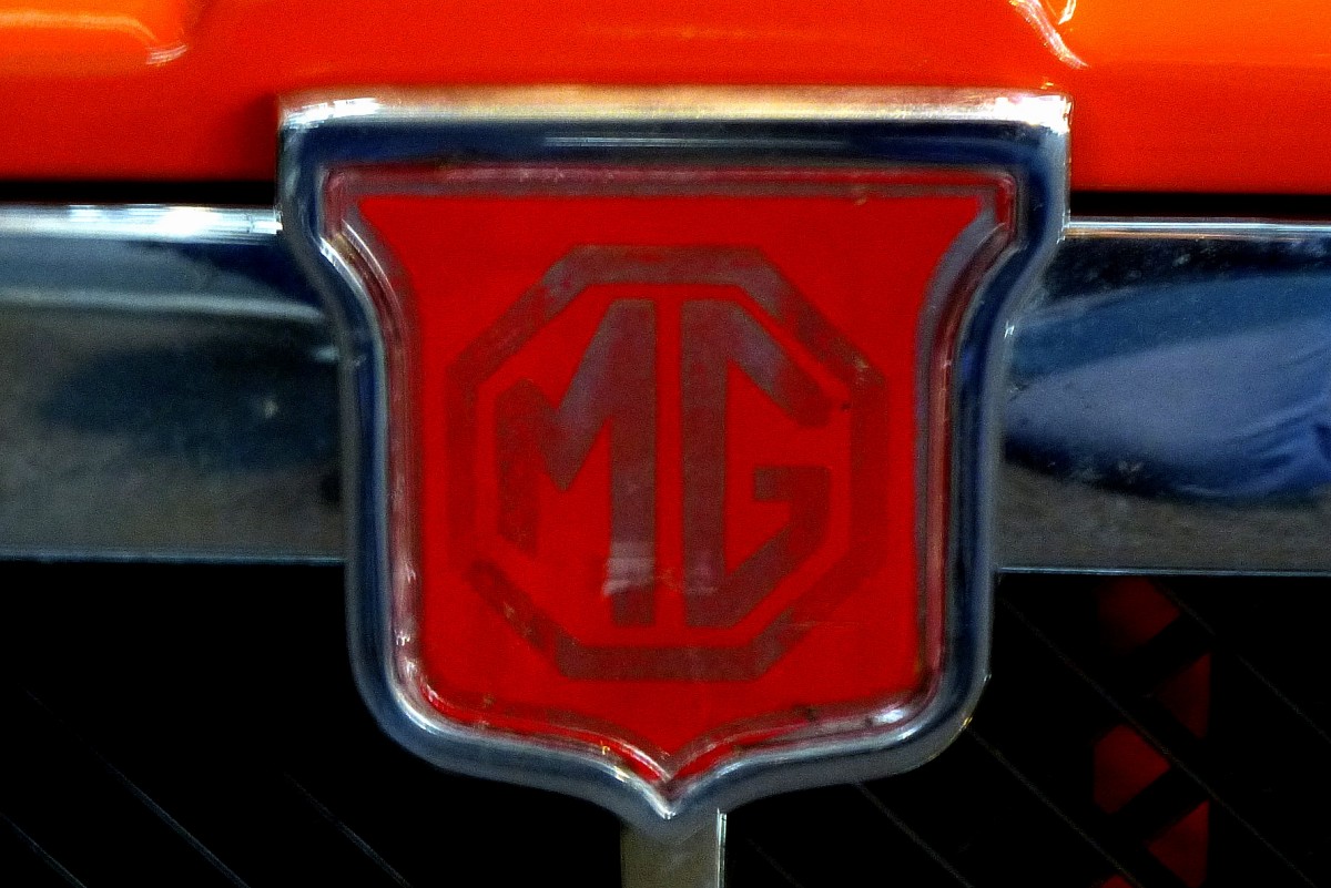 MG, steht fr die britische Automarke Morris Garage, Khleremblem am MG B-GT, Baujahr 1974, Mrz 2014