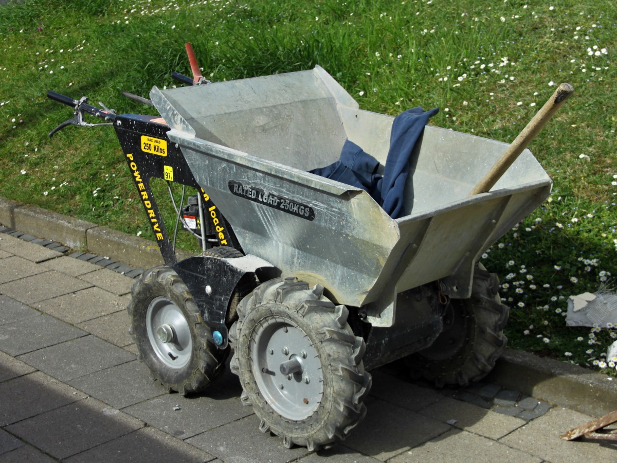 Minidumper  Garden-Loader , diese mit einem Motor angetriebene Schubkarre kann immerhin 250kg laden und ist nur knapp 80 cm breit. Gesehen am 20.03.2014 in Aachen.