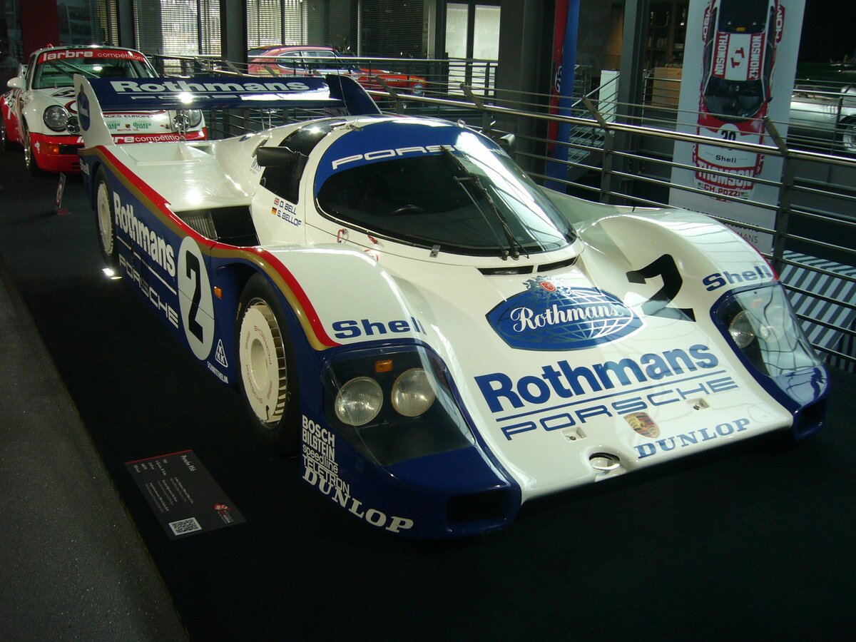 Mit diesem Porsche 956 aus dem Jahr 1983 wurde der deutsche Rennfahrer Stefan Bellof (*1957 +1985) in der Saison 1984 Langstrecken-Weltmeister. Außerdem nahm der Wagen in den Jahren 1985 und 1986 am 24 Stunden Rennen von LeMans teil. Der Sechszylinderboxermotor des 956´er hat einen Hubraum von 2649 cm³ und wird zusätzlich von zwei Turboladern mit Ladeluftkühlung  befeuert . Die Leistung beträgt 640 PS. Mit dieser Motorleistung erreicht der Wagen eine Höchstgeschwindigkeit von 355 km/h. Nationales Automuseum/Loh Collection am 08.11.2023.