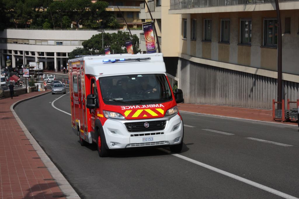 Mit Einsatzhorn und Blaulicht machte dieser Fiat Rettungswagen in Monte Carlo (Monaco) am 10.06.2015 auf sich aufmerksam.