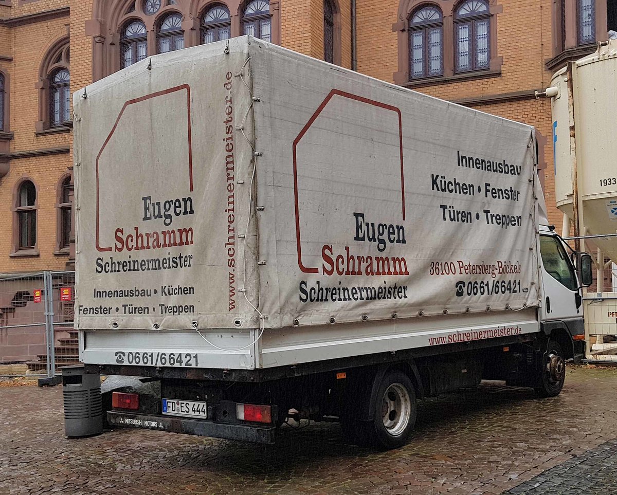 =Mitsubishi Canter der Schreinerei SCHRAMM steht an der Rathausbaustelle in Hünfeld, 10-2020