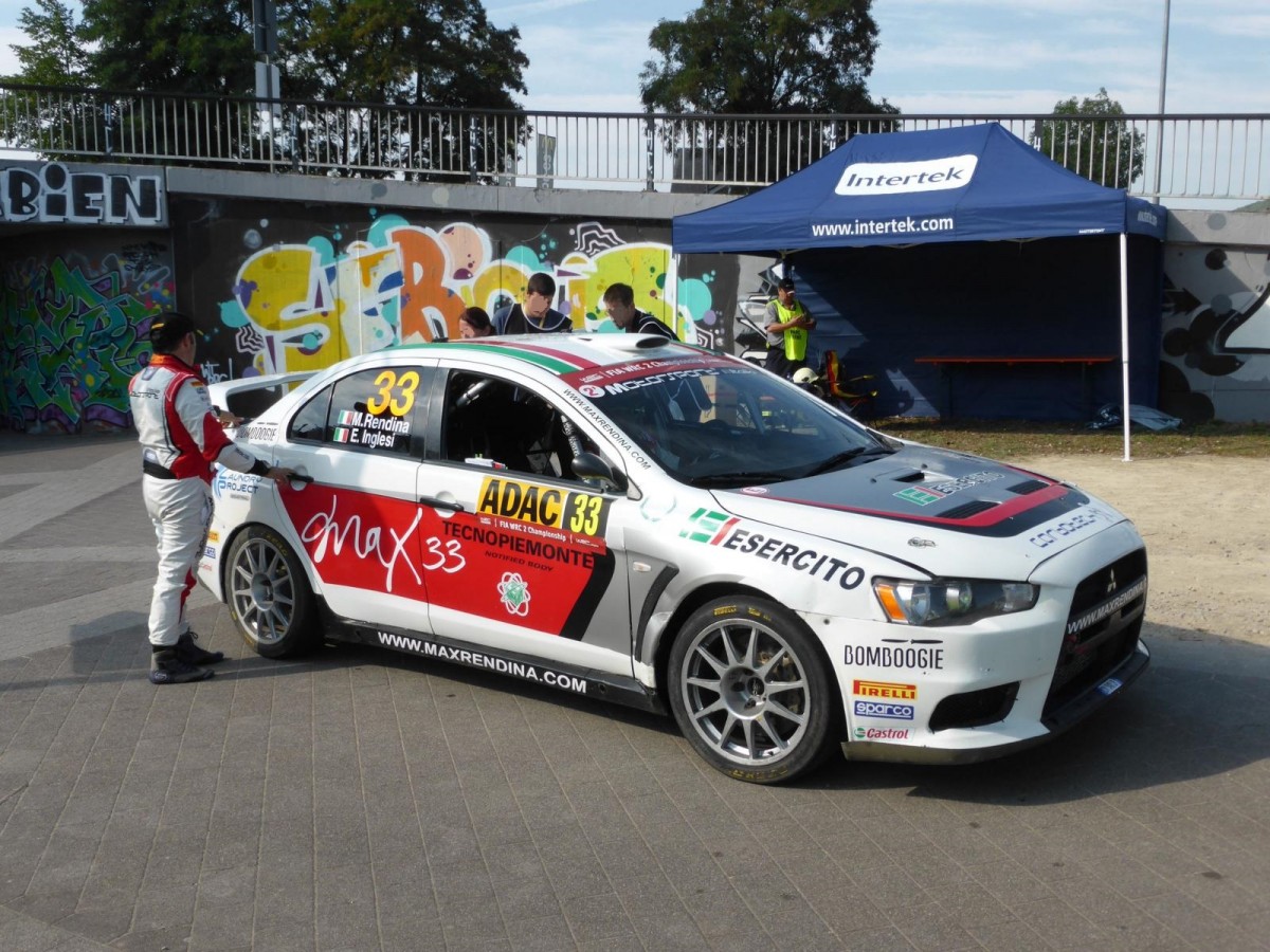 Mitsubishi Lancer Evo X (Max Rendina / Emanuele Inglesi) im Servicepark der Deutschland-Rallye, 23.08.2015