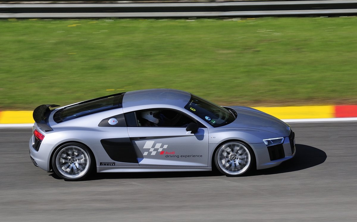 
Mitzieher eines Audi R8 V10 bei den VIP´s Lapes in Spa Francorchamps am 7.Mai 2016