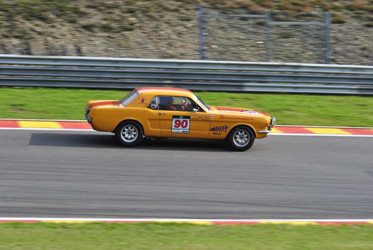 Mitzieher eines FORD Mustang ccm 4700
beim 6h Classic in Spa Francorchamps am 21.9.2013