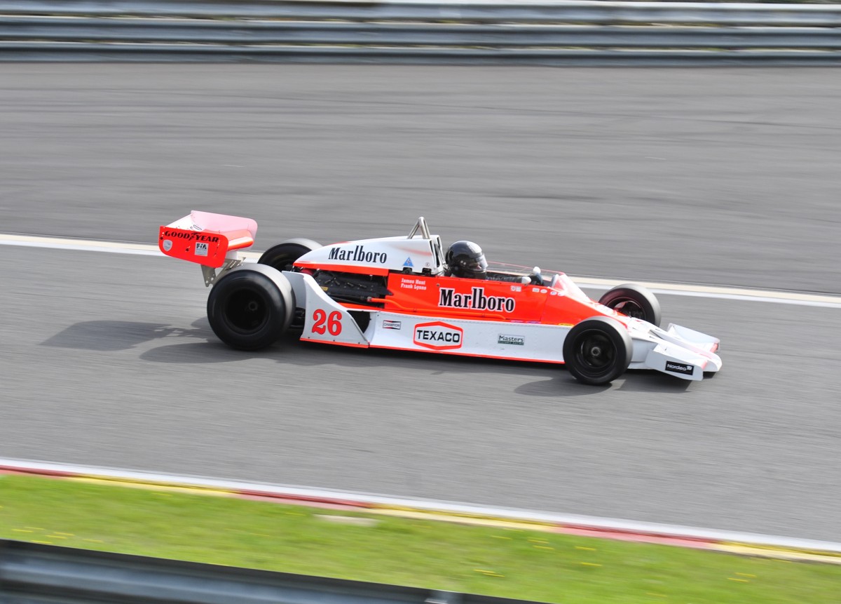 Mitzieher von Nr.: 26 McLaren M26 Bj.:1976. Beim FIA Masters Historic Formula One Championship, am 21.9.13 in Spa Francorchamps