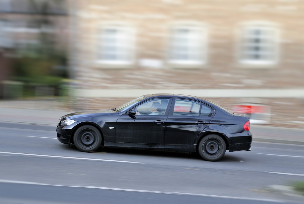 Mitzieher im Straßenverkekr, schwarzer 3er BMW auf der L 232 in Herzogenrath am 30.10.2015 , oder lieber in Bunt mit Tiltshift
