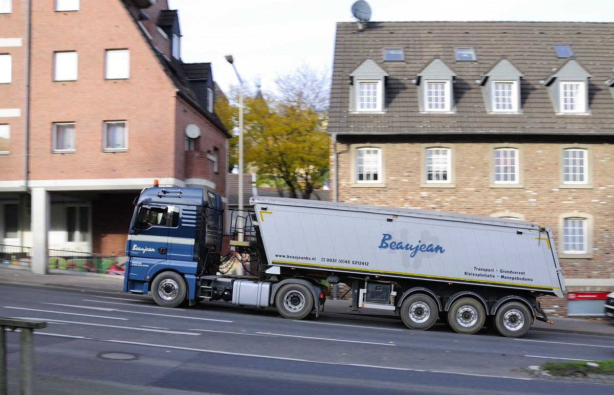 Mitzieher Versuch einens MAN des Internationaal Transportbedrijf en Kleiexploitatie H.J. Beaujean BV, in Herzogenrath am 30.10.2015 