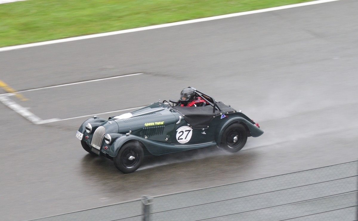 Morgan Plus 4, beim Gentle Drivers Trophy  Regenrennen (Spa Wetter)  beim Youngtimer Festival Spa am 19.7.2015