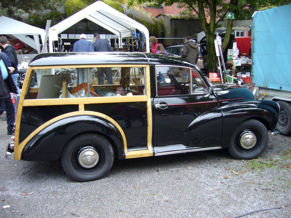Morris Minor 1000 Traveller. 1956 - 1971. Der Traveller ist die Kombiversion des  englischen Volkswagens . Von 1956 bis 1962 wurde ein 948 cm³ 4-Zylinderreihenmotor mit 40 PS verbaut. 1962 wurde dieser Motor auf 1098 cm³ aufgebohrt und leistete dann 49 PS. Historicar am 17.10.2015.