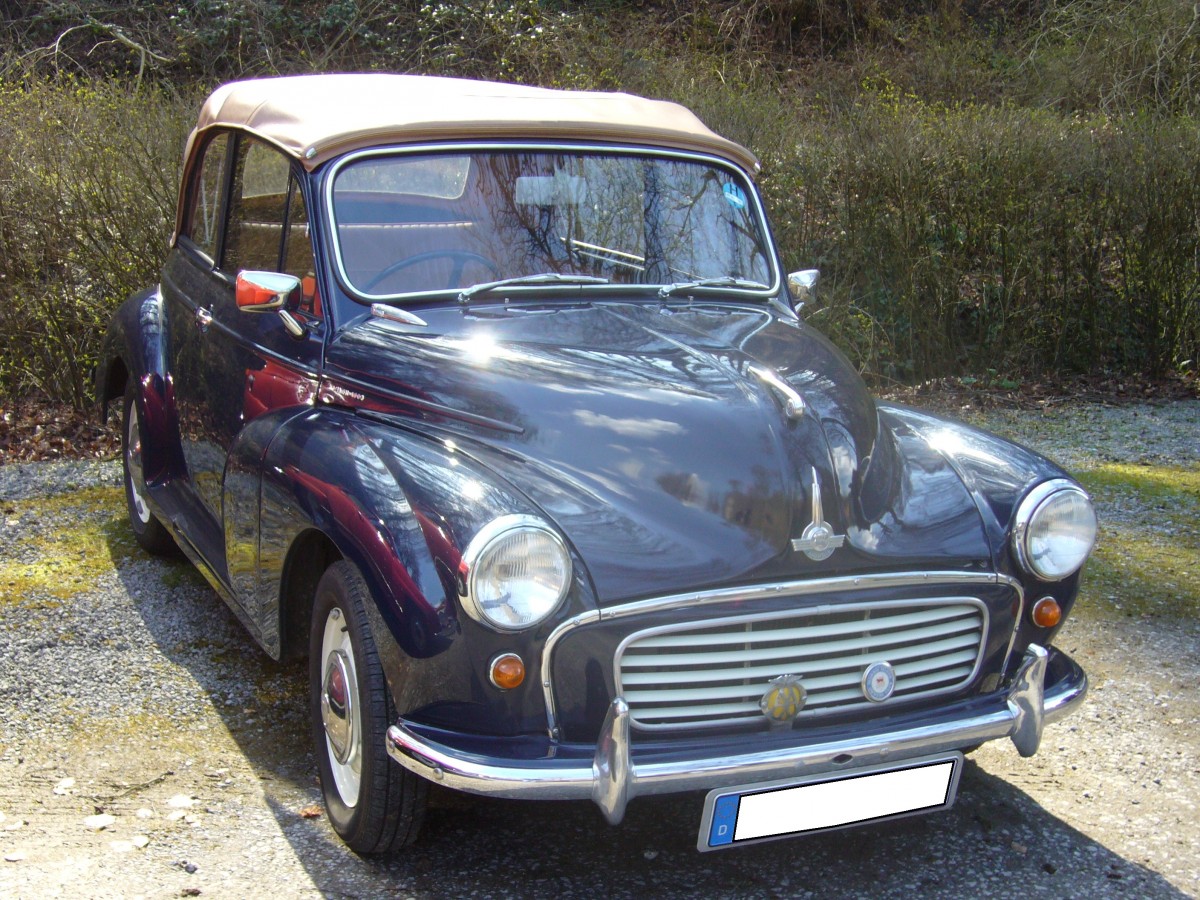 Morris Minor Convertible. Der englische  Volkswagen  wurde bereits 1948 vorgestellt. Hier wurde ein Convertible abgelichtet, wie er seit 1956 produziert wurde. Oldtimertreffen Schwarzwaldhaus im Neandertal am 05.04.2015.
