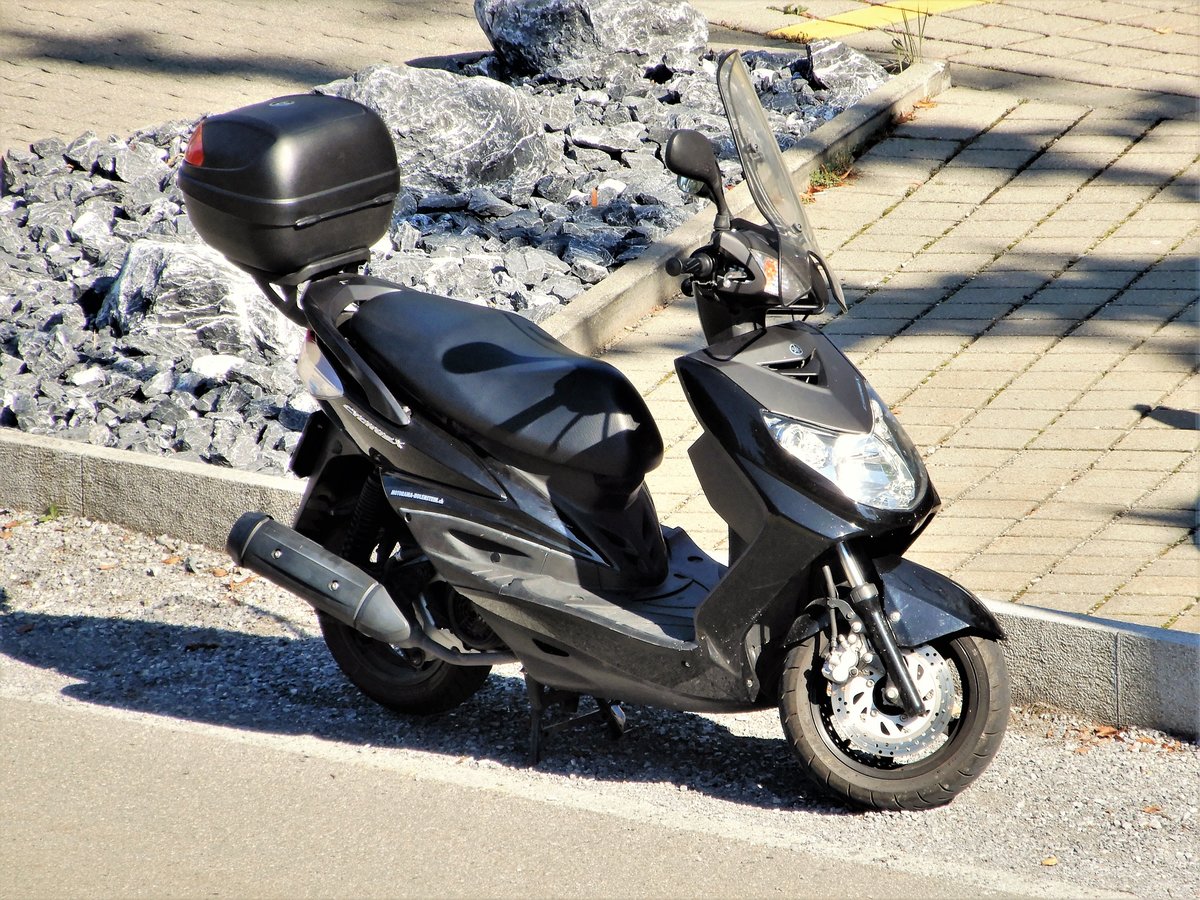 Motorroller Yamaha Cygnus X 125, gesehen am 4. September 2019 in Wetzikon, Kanton Zürich, Schweiz