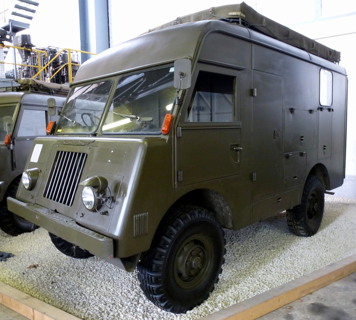 Mowag 1T 4x4, militrischer Telefonzentralwagen, Baujahr 1964, 113PS, Vmax.70Km/h, bis Mitte der 1990er Jahre in der Schweizer Armee verwendet, Schweizerisches Militrmuseum Full, Juli 2015