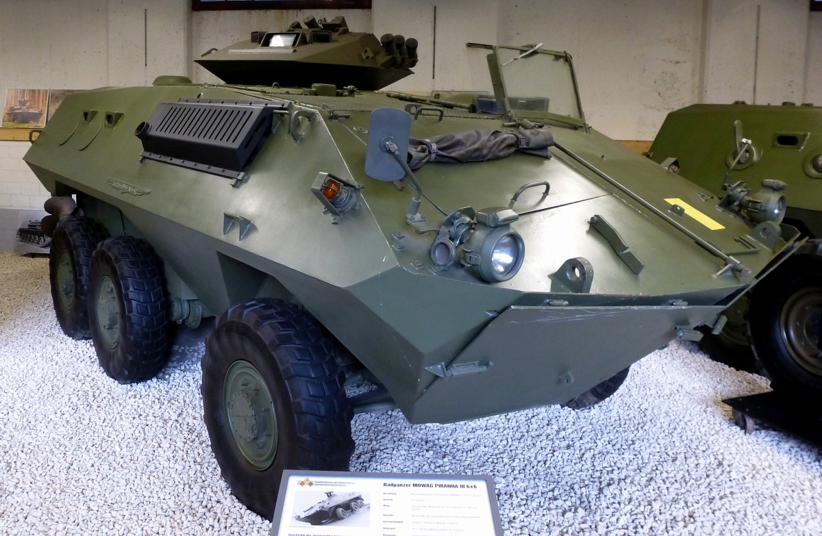 Mowag Piranha IB 6x6, amphibischer Radpanzer, Baujahr 1972, 10 Tonnen, 200PS, Vmax.100Km/h, Wasser 10Km/h, 3+4 Mann Besatzung, Schweizerisches Militrmuseum Full, Juli 2015