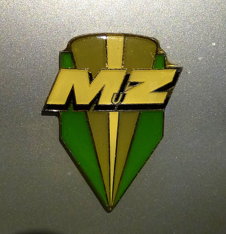 MuZ, Tankemblem an einem Motorrad der Motorradwerke Zschopau/Sachsen, neben MZ wurde auch kurzzeitig das Krzel MuZ verwendet, April 2015
