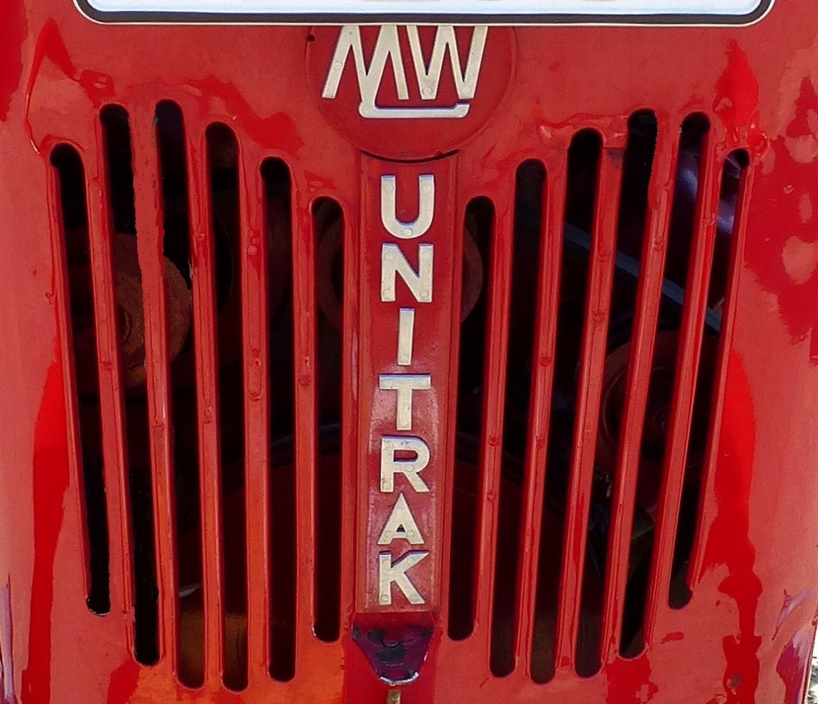 MW Unitrak, Schriftzug an der Khlerfront eines Oldtimer-Traktors der Metallwerke Creuen im Landkreis Bayreuth, die 1912 gegrndete Firma baute von 1949-55 Traktoren, Dez.2015