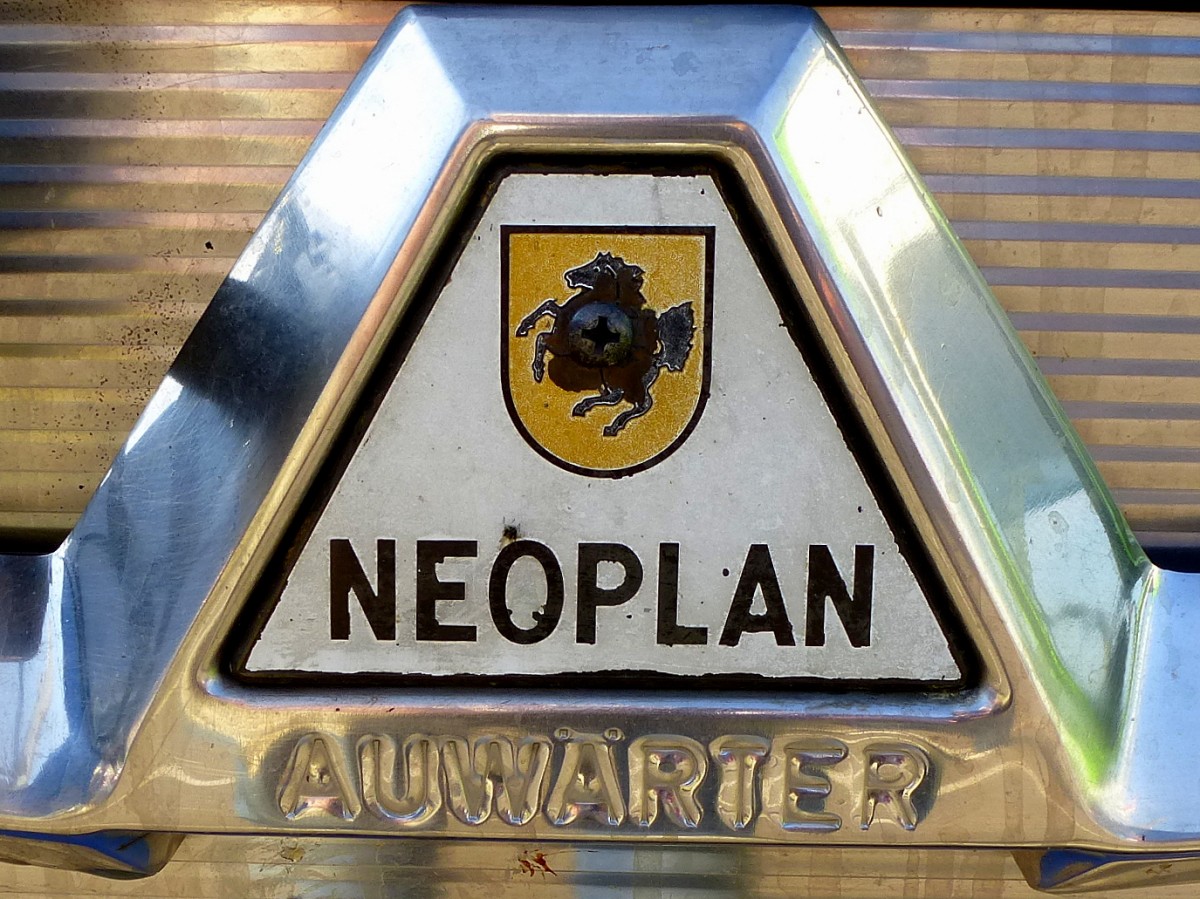 Neoplan Auwrter, Logo an einem Oldtimer-Reisebus, die Firma wurde 1935 in Stuttgart von Gottlob Auwrter gegrndet, Mai 2014