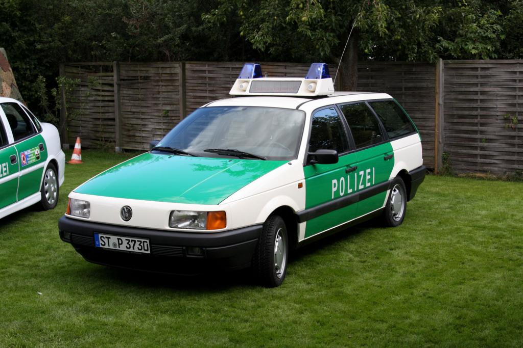 Neu in der Sammlung von Thorsten Saatkamp aus Nordwalde ist dieser originale Streifenwagen. Thorsten hat das Fahrzeug wieder aufgearbeitet, wie er bei der Polizei in Niedersachsen (Goslar) gefahren wurde. Mit dem VW Passat Kombi 35i (B3) verfügt er damit neben seinem DKW 1000s der Autobahnpolizei Münster und mit dem Opel Vectra B der Kreispolizeibehörde Steinfurt, über ein weiteres ,mittlerweile sehr seltenes, Polizeifahrzeug. Der VW Passat Kombi 35 i wurde in dieser Form 1988 - 1993 gebaut und nur von wenigen Polizei Behörden in Deutschland als Kombi eingesetzt. Das Foto entstand am 31.07.2015 bei der Pressevorstellung des Fahrzeugs in Nordwalde.

