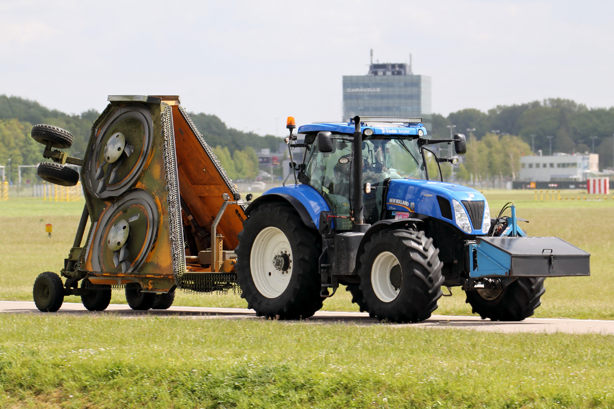 New Holland Traktor in Amsterdam am Flughafen 20.5.2015 