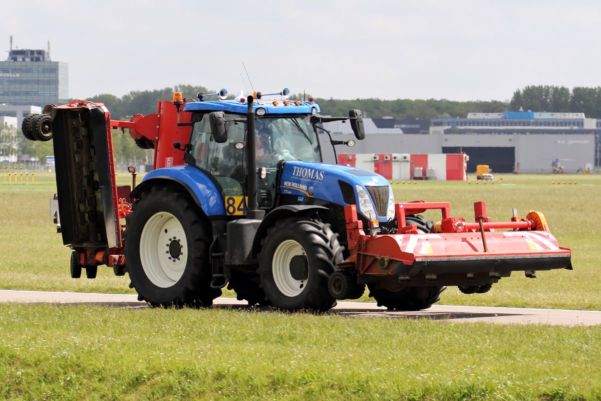 New Holland Traktor in Amsterdam am Flughafen 20.5.2015 