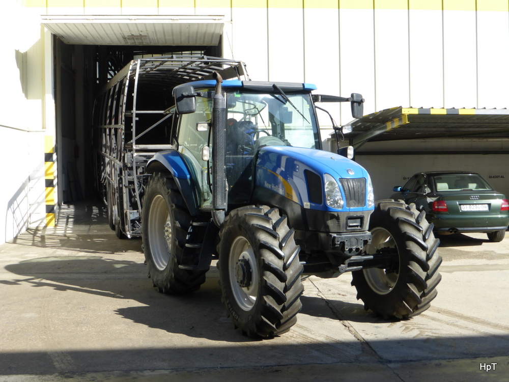 NEW Holland Traktor im Beulas Werk in Arbucies (Spanien)beim verschieben eines Car Aufbaut am 29.09.2014