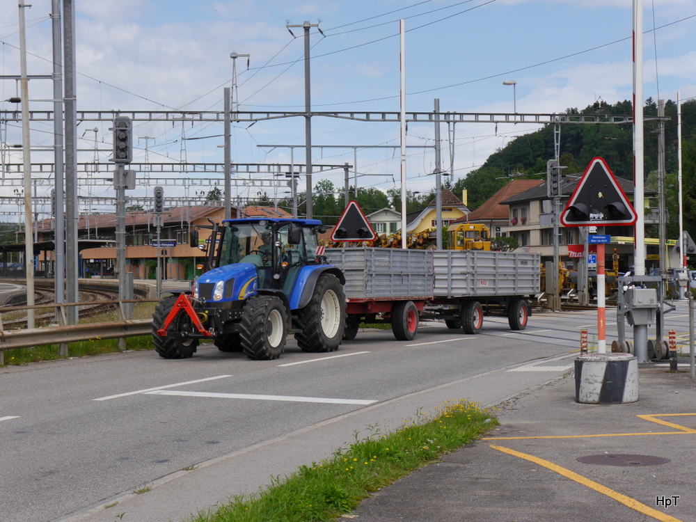 New Holland Traktor mit 2 Anhänger unterwegs bei Halse-Rüegsau am 09.08.2014