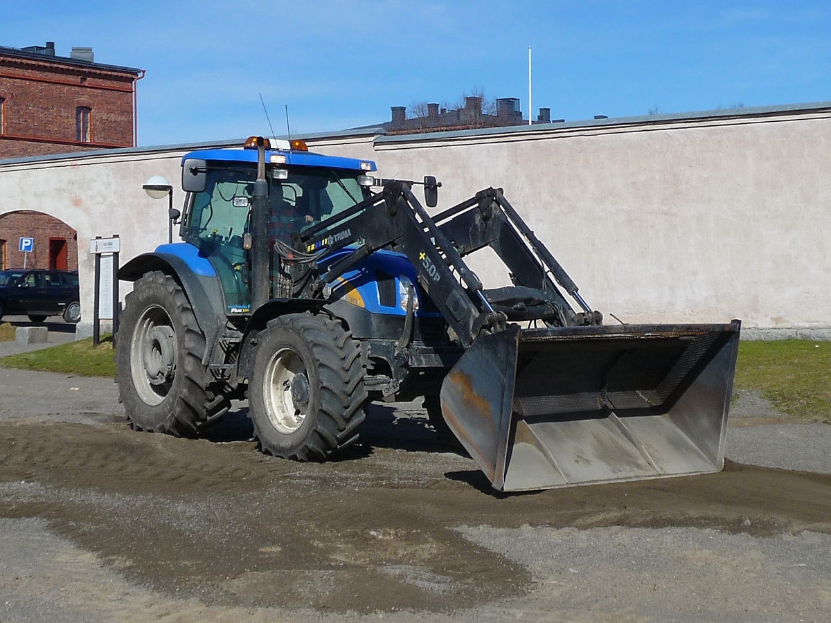 New Holland Traktor mit Trima +5.0p Frontlader in Hämeenlinna, Finnland, 3.5.13