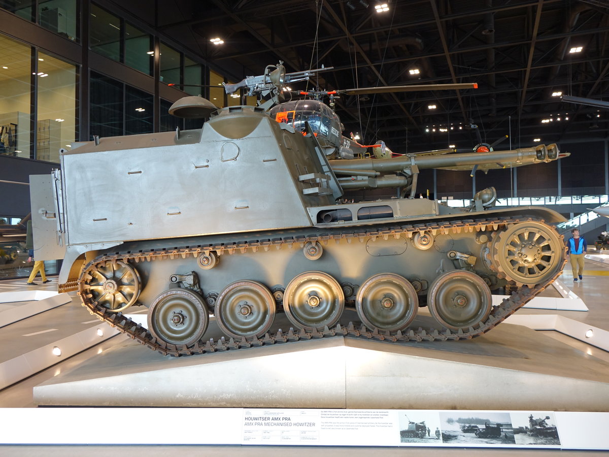 Niederl. Militärmuseum, AMX PRA Haubitze, 8 Zyl. Benzinmotor 250 Ps, Kaliber 105, 
gebaut von 1964 bis 1985 (21.08.2016)