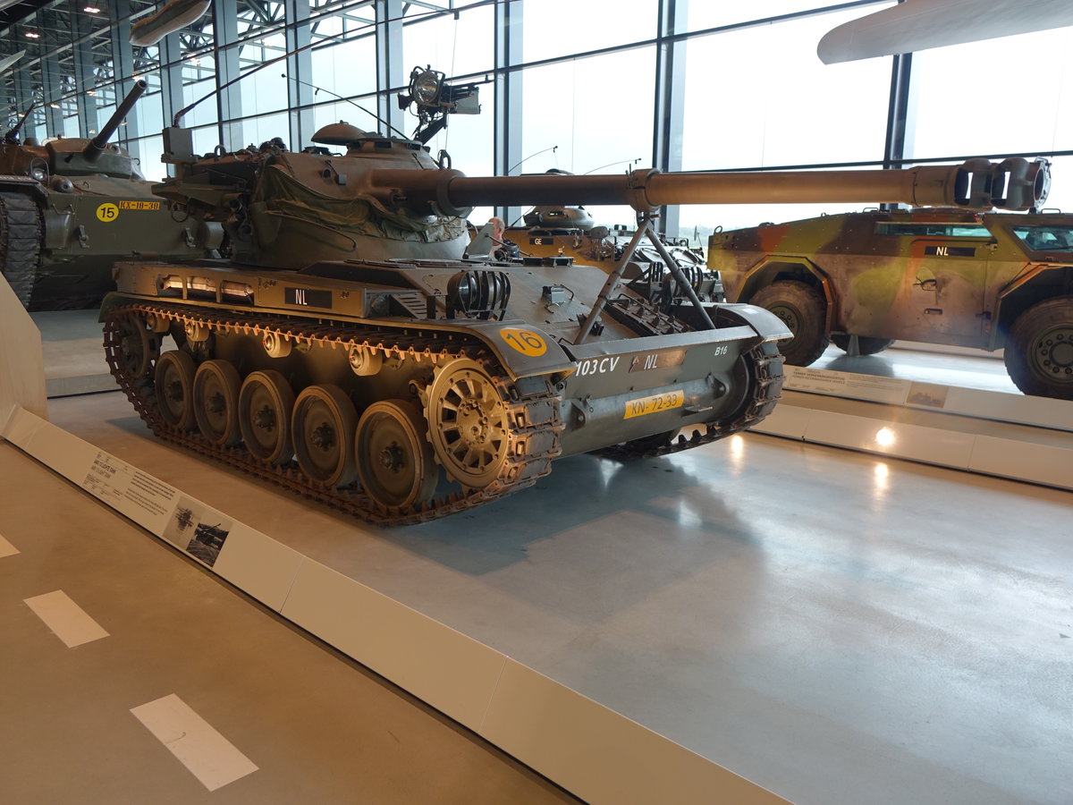 Niederl. Militärmuseum, leichter Kampfpanzer AMX 13, Hersteller, Atelier de Construction d'Issy-les-Moulineaux, gebaut von 1952 bis 1987, 105 mm Kanone, 
Motor SOFAM Model 8Gxb 8-cyl (21.08.2016)
