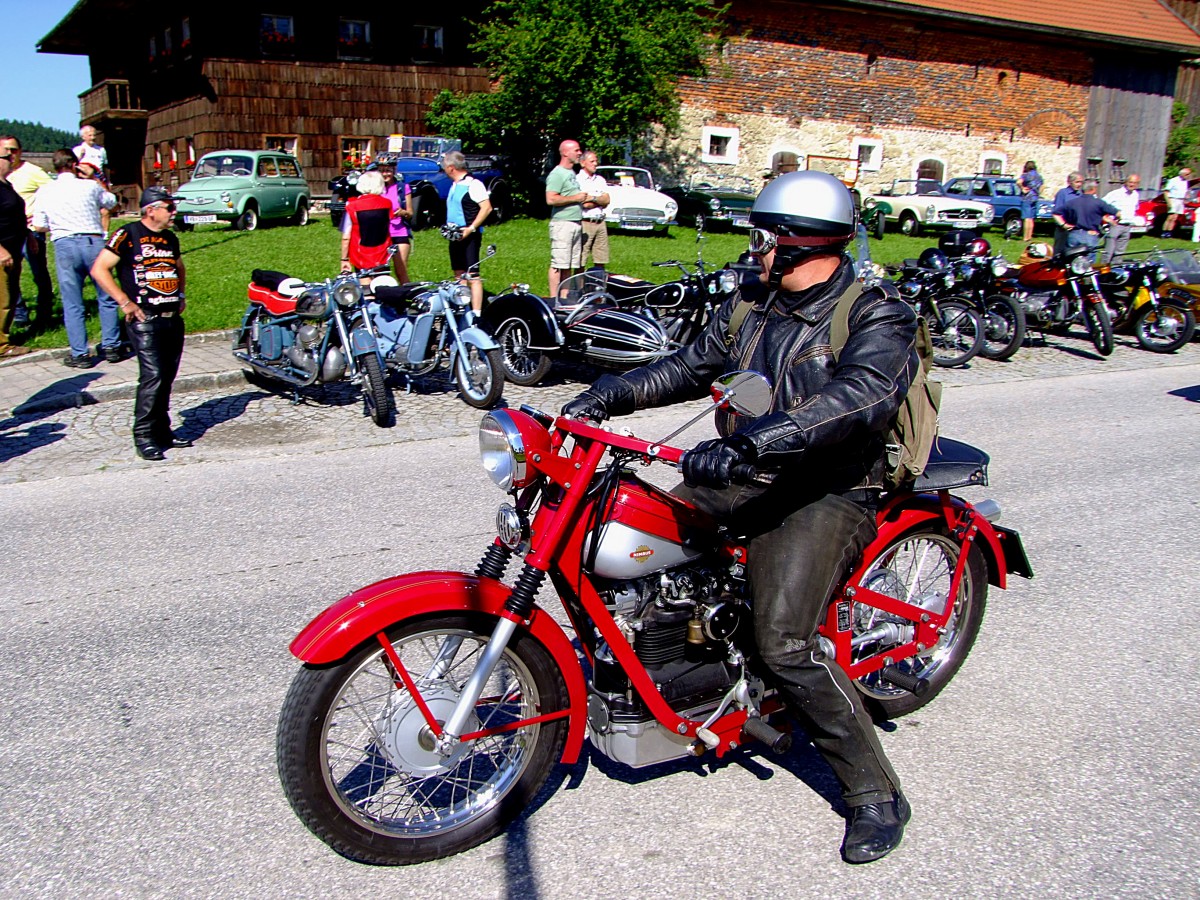 NIMBUS-Motorrad, ist zur Oldtimerveranstaltung bei Stehrerhof eingetroffen; 140706