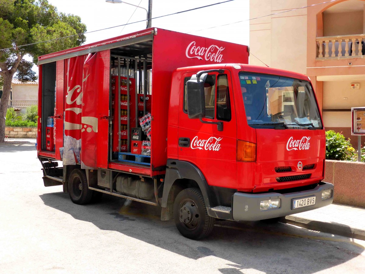Nissan von CocaCola steht in Cala Pi/Mallorca zur Entladung; Mai 2014